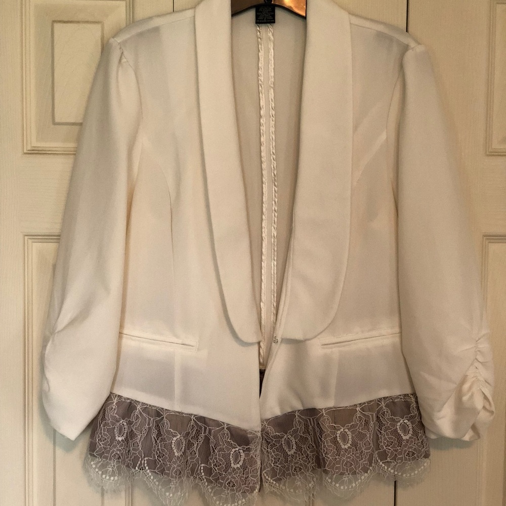 White 3/4 sleeve blazer with tan & lace trim
